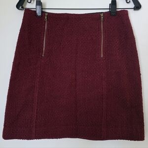 LOFT Burgundy Textured Mini Skirt with Front Zipper Details – Size 6